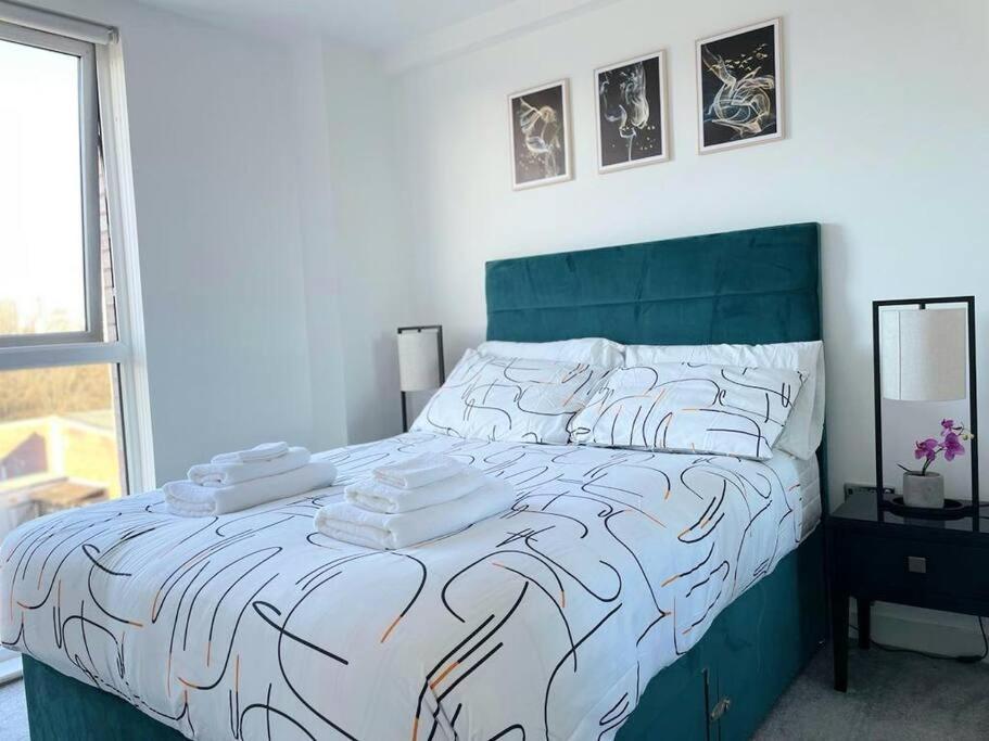 Relaxing 1-Bed Flat In Salford With Street Parking Apartment Manchester Exterior photo